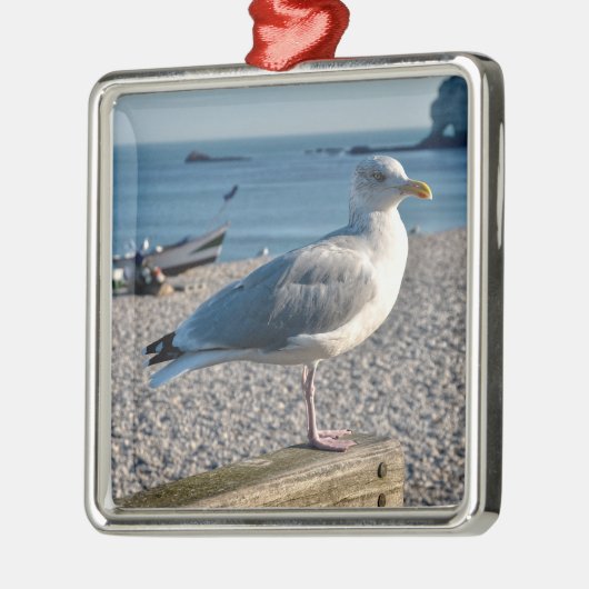 ニシンのカモメが木製のフェンスに止まっていた メタルオーナメント (左)