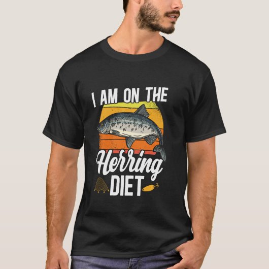 ニシンの食事中 釣り シーフード サーディン Tシャツ (正面)