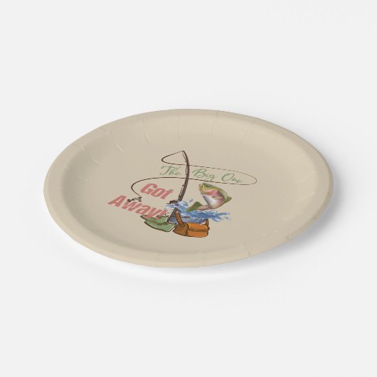 ニジマスの魚釣り-大きい1得られた遠くにの ペーパープレート (アングル)