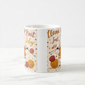 ニットのスカーフを着た可愛い漫画ラマ コーヒーマグカップ (中央)