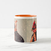 ニットの帽子の休日のマグを持つ居心地のよい鶏 ツートーンマグカップ (中央)