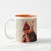 ニットの帽子の休日のマグを持つ居心地のよい鶏 ツートーンマグカップ (左)