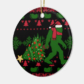 ニットの背景にビッグフット セラミックオーナメント (左)