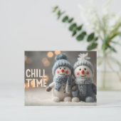 ニット帽をかぶったかわいいぬいぐるみの雪だるま人形 シーズンポストカード (スタンド正面)