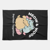 ニャーニャーと鳴き合う絶品 – かわいい猫と犬 キッチンタオル (横)