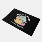 ニャーニャーと鳴き合う絶品 – かわいい猫と犬 ドアマット (アングル)