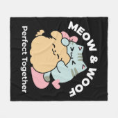 ニャーニャーと鳴き合う絶品 – かわいい猫と犬 フリースブランケット (正面(横))