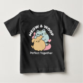 ニャーニャーと鳴き合う絶品 – かわいい猫と犬 ベビーTシャツ (正面)