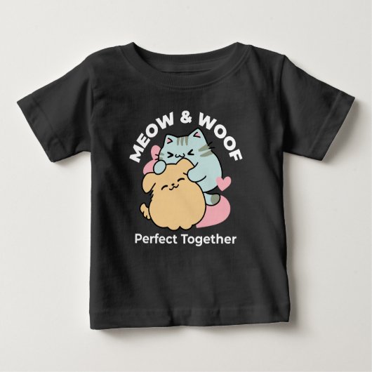 ニャーニャーと鳴き合う絶品 – かわいい猫と犬 ベビーTシャツ (正面)