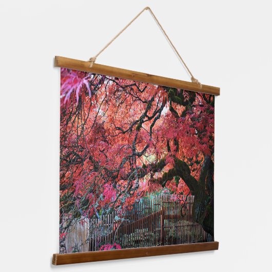 ニャーリ日本のー赤カエデと竹のフェンス 吊り下げ型タペストリー (傾斜あり)