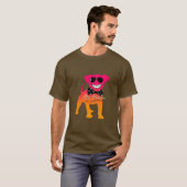 ニヤニヤと耐え忍ぶ – クリスマスブラウン Tシャツ (正面フル)