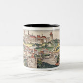 ニュルンベルクChronからのプラハの鳥瞰的な眺め ツートーンマグカップ (中央)