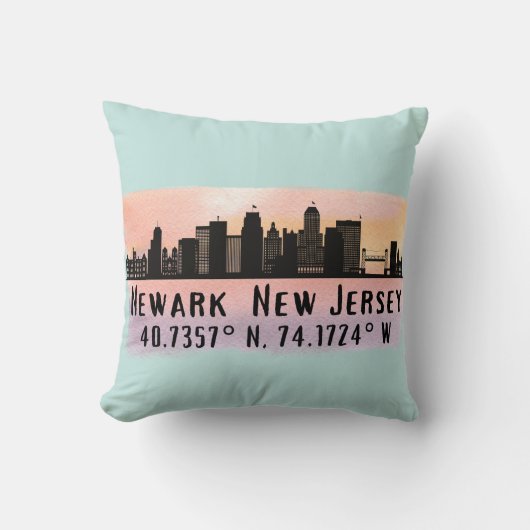 ニューアークNJシティスカイライン緯度と経度 クッション (正面)