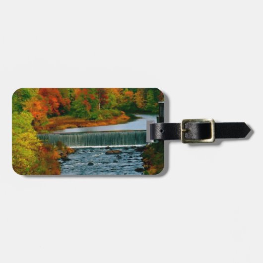 ニューイングランドの小さい町の秋の景色の眺め ラゲッジタグ (正面横)
