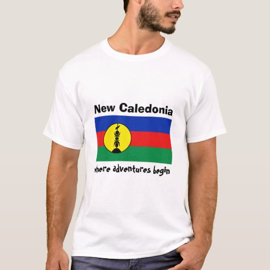 ニューカレドニアの旗+地図+テキストTシャツ Tシャツ (正面)