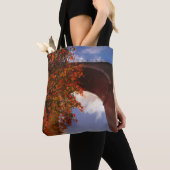 ニューキー州の赤い葉木のリアルな秋 トートバッグ (クローズアップ)