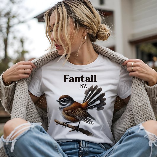 ニュージーランドの固有種の鳥、オウギビタキ Tシャツ