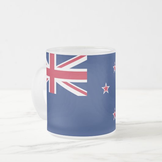 ニュージーランドの旗を持つ曇り小さなガラス製のマグ フロストグラスマグカップ (正面左)