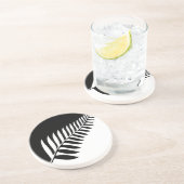 ニュージーランドの銀製シダ コースター (側面)