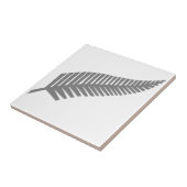 ニュージーランドの銀製シダ タイル (側面)