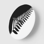 ニュージーランドの銀製シダ ラウンド壁時計 (傾斜)