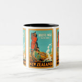 ニュージーランドの~のHaere Maiの~Vintage旅行への歓迎 ツートーンマグカップ (中央)