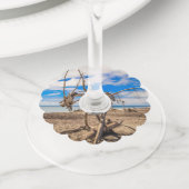 ニュージーランドのHokitikaビーチの流木アートワーク ワイングラスタグ (クローズアップ)