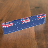 ニュージーランド国旗を掲げた愛国的な卓上の銘板 デスクネームプレート (側面)