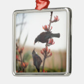 ニュージーランド産の亜麻の上にチュイの鳥 メタルオーナメント (左)