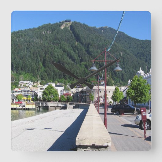 ニュージーランド、オタゴ州クイーンズタウン スクエア壁時計 (正面)