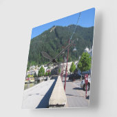 ニュージーランド、オタゴ州クイーンズタウン スクエア壁時計 (傾斜)