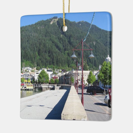 ニュージーランド、オタゴ、クイーンズタウン セラミックオーナメント (左)