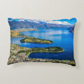 ニュージーランド、ボブのピークからクイーンズタウンを表示 アクセントクッション (裏面)