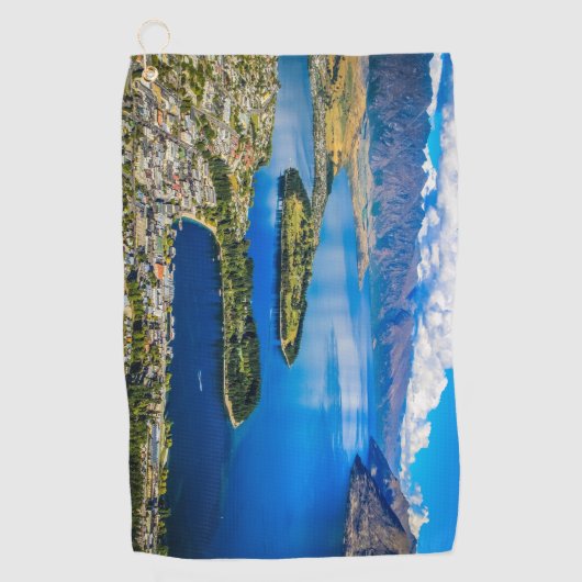 ニュージーランド、ボブのピークからクイーンズタウンを表示 ゴルフタオル (正面)