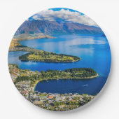 ニュージーランド、ボブのピークからクイーンズタウンを表示 ペーパープレート (正面)