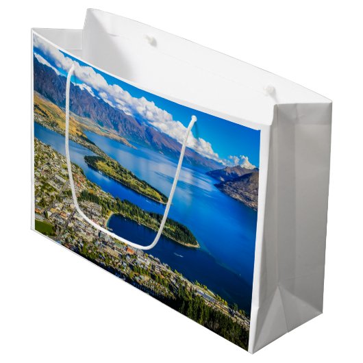 ニュージーランド、ボブのピークからクイーンズタウンを表示 ラージペーパーバッグ (正面アングル)