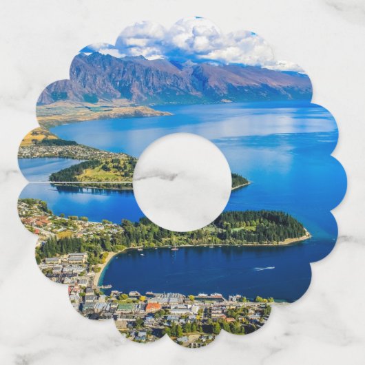 ニュージーランド、ボブのピークからクイーンズタウンを表示 ワイングラスタグ (裏面)