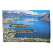 ニュージーランド、ボブのピークからクイーンズタウンを表示 枕カバー (正面)