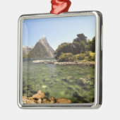 ニュージーランド、マイターピーク、ボーエン川に入る メタルオーナメント (左)