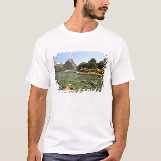 ニュージーランド、ミトラピークとボーエン川の入り口 Tシャツ (正面)