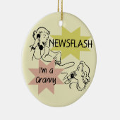 ニュース速報私はおばあさんのTシャツおよびギフトです セラミックオーナメント (右)