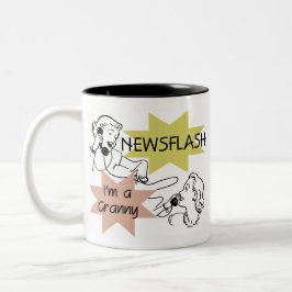 ニュース速報私はおばあさんのTシャツおよびギフトです ツートーンマグカップ