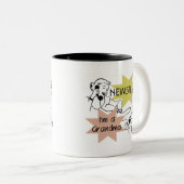 ニュース速報私は祖母のTシャツおよびギフトです ツートーンマグカップ (正面右)