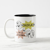 ニュース速報私は祖母のTシャツおよびギフトです ツートーンマグカップ (左)