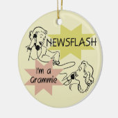 ニュース速報私はGrammieのTシャツおよびギフトです セラミックオーナメント (左)