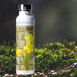ニューデイイエローダッフォジルフラワーズ引用文 ウォーターボトル<br><div class="desc">より多くの花の遊引用文で選択する："ダフォジルの開花、新しい日の始まりを発表" | "花は新しい日を受け入れ、新しい始まりを咲かせる" | "新しい日々の美しいは花のように咲く"。🌷緑の花に私たちの黄色素朴の水仙を導入引用文ウォーター保ボトル，外出先で理想的な温度であなたの飲み物のための完璧なコンパニオン。フローラのユニークデザインと思いやりのある機能を備え、このウォーターボトルはクールあなたの愛する人々を感動させるギフトオプションである。素朴な緑の背景に黄色い水仙の魅惑的な配置を特徴とし、この水瓶は真に目を引くユニークフローラデザインを示している。愛情深いことわざ「新しい日の魔法と新しい始まりを明らかにする」は、毎日の水和ルーチンに暖かさとインスピレーションのtouchを加える。品質を念頭に置いて作られたこの水瓶は冷たい飲み物を保爽やかに温め、温かい飲み物を楽しめるようにクール設計されている。あなたはオフィスに向かうか、ジムを打つか、屋外の冒険に着手するかにかかわらず、この旅行フレンドリーボトルは欠かせない仲間である。コーヒー愛好家や茶愛好家は、このウォーターボトルが提供する例外的な飲酒体験を鑑賞する。冷たい飲み物に別れを告げ、一日を通して飲み物のお気に入りの味を満喫しなさい。自宅の心地よいから毎日の通勤、スタイルの楽しむ飲み物。どんな大事な行事にも最適な贈り物を探してる？もう見ろ！このウォーターボトルはギフト素晴らしのオプションを作る。自分のメッセージと名前を追加できる2つの特別なセグメントでパーソナライズし、大切に思い出に残る心のこもったギフトを作成する。あなたはの祝誕生日、記念日、特別なマイルストーンなど、このウォーターボトルは思慮深い選択である。そのユニークフローラデザイン、愛情のあることわざ、およびパーソナライズのオプションは本当に素晴らしあなたを示すギフトに気になります。緑の花の黄色の水瓶にスタイルと機能の完璧なブレンドを体験素朴引用文ウォーターボトル。本日ご注文の上、新しい日の魔法と新しい始まりを全てのsipで発表。</div>