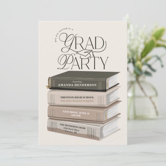ニュートラルでソフトなブックスタックの卒業パーティー 招待状 (スタンド正面)