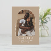 ニュートラルとタンの写真モダン日付カードを保存する 招待状 (スタンド正面)