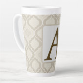 ニュートラルエレガントトーンでのモロッコトレリスのパターン カフェラテマグ (左アングル)
