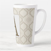 ニュートラルエレガントトーンでのモロッコトレリスのパターン カフェラテマグ (右)